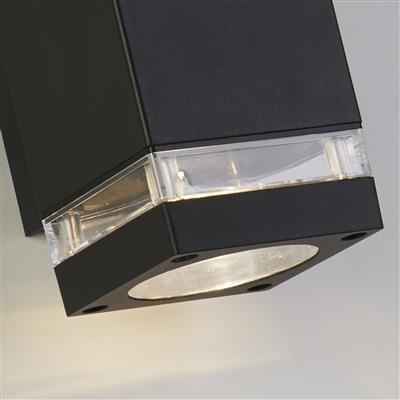 Houston Svart utelampa från Searchlight - Tillverkad i svart metall med klara akryldetaljer i toppen och botten, sprider lampan ljus b&aring;de upp&aring;t och ned&aring;t &ndash; perfekt f&ouml;r att skapa effektfull fasadbelysning.