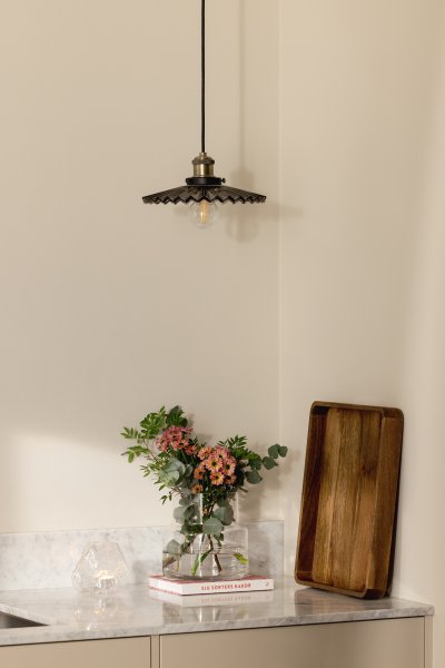 Cobbler Ø25 Rökfärgad taklampa från Globen Lighting - Lampan har en 120 cm l&aring;ng svart textilkabel samt en takkopp i svart plast.
