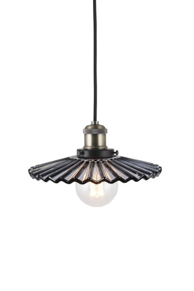 Cobbler Ø25 Rökfärgad taklampa från Globen Lighting - Lampan har en 120 cm l&aring;ng svart textilkabel samt en takkopp i svart plast.