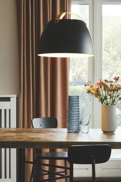 Oslo Ø40 Svart taklampa från Halo Design - Taklampan Oslo &auml;r en stilren och modern belysningsl&ouml;sning som kombinerar funktion och design p&aring; ett sofistikerat s&auml;tt.