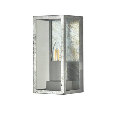 Box Silver utelampa från Searchlight - Box &auml;r inte bara ett stilrent tillskott, utan ocks&aring; en praktisk l&ouml;sning f&ouml;r s&auml;ker och effektfull belysning &aring;ret runt.