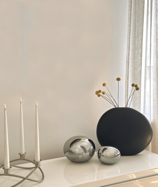 Globus 10cm Rökfärgad bordslampa från Aneta Lighting - Globus bordslampa i r&ouml;kf&auml;rgat glas med ljusk&auml;lla inuti glasbollen som ger ett dekorativt och bekv&auml;mt ljus.