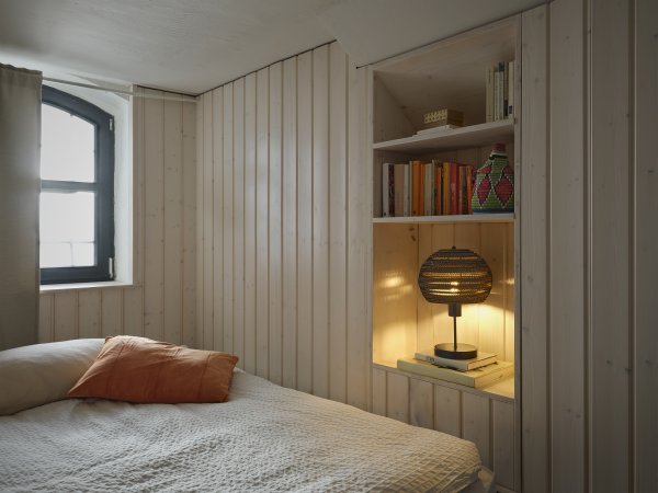 Cardboard Ball 38cm Brun bordslampa från Ledvance - Sk&auml;rmen gjord av flera lager kartong skapar ett vackert ljusspel rummet n&auml;r den &auml;r t&auml;nd och bidrar med en varm och naturlig atmosf&auml;r.