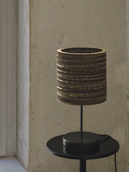 Cardboard Cylinder 38cm Brun bordslampa från Ledvance - Sk&auml;rmen gjord av flera lager kartong skapar ett vackert ljusspel rummet n&auml;r den &auml;r t&auml;nd och bidrar med en varm och naturlig atmosf&auml;r.