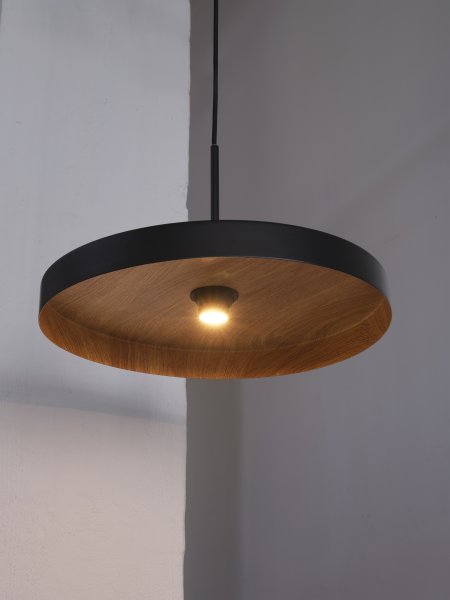 Zoom bild av Plate Wood Ø40 Svart taklampa från Osram - Insidan av sk&auml;rmen har ett vackert brunt m&ouml;nster som efterliknar tr&auml; vilket ger en fin och varm ljusspridning i rummet.