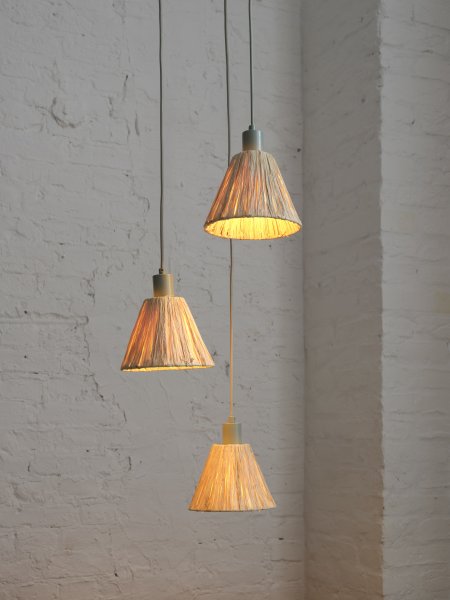 Raffia Ø43 Natur taklampa från Ledvance - Sk&auml;rmarna gjorda av raffia-palmer i kombination med den gr&ouml;na metallen bidrar med en varm och naturlig atmosf&auml;r till rummet.