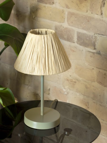 Raffia 33cm Natur bordslampa från Ledvance - Sk&auml;rmen gjord av raffia-palmer i kombination med den gr&ouml;na metallen bidrar med en varm och naturlig atmosf&auml;r till rummet.