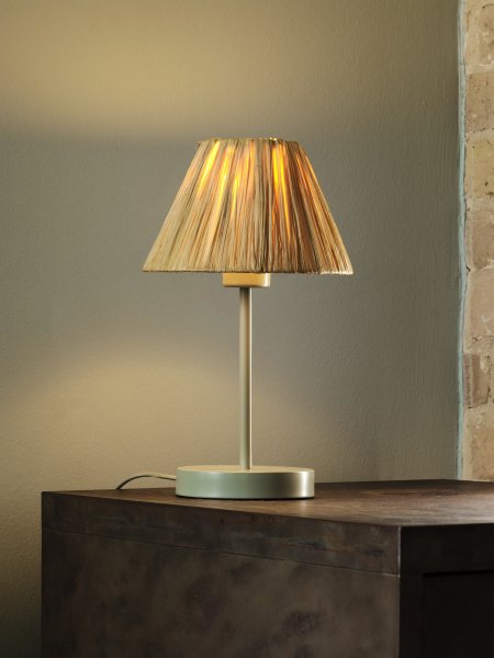 Raffia 33cm Natur bordslampa från Ledvance - Sk&auml;rmen gjord av raffia-palmer i kombination med den gr&ouml;na metallen bidrar med en varm och naturlig atmosf&auml;r till rummet.