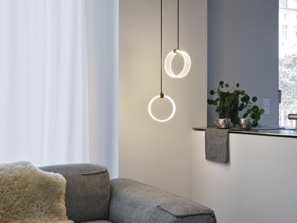 Circle PL 27cm Svart taklampa från Osram - I f&ouml;rsta steget lyser lampan i ett varmvitt ljus p&aring; 3000K, i andra steget lyser den i ett kallvit ljus p&aring; 4200K och i tredje lyser den i 6500K (dagsljus).