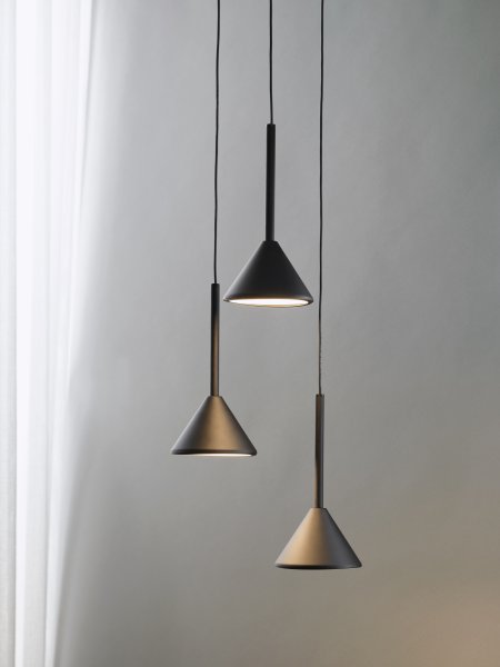 Zoom bild av Fuji Ø30 Svart taklampa från Osram - De konformade sk&auml;rmarna ger ett bl&auml;ndfritt ljus ner&aring;t p&aring; 990lm och 3000K varmvitt ljus.