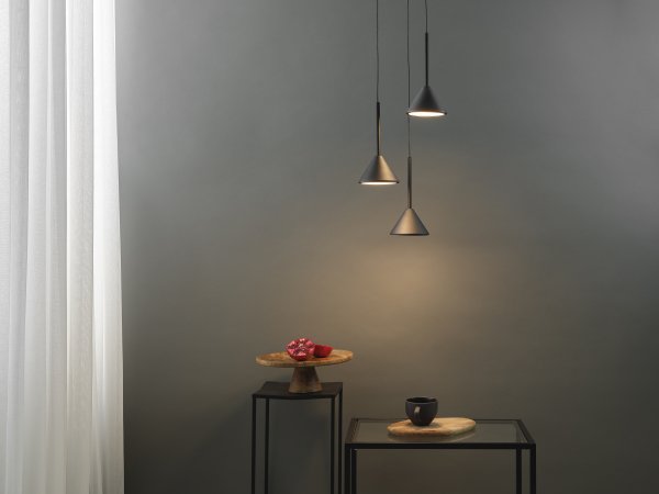 Zoom bild av Fuji Ø30 Svart taklampa från Osram - De konformade sk&auml;rmarna ger ett bl&auml;ndfritt ljus ner&aring;t p&aring; 990lm och 3000K varmvitt ljus.