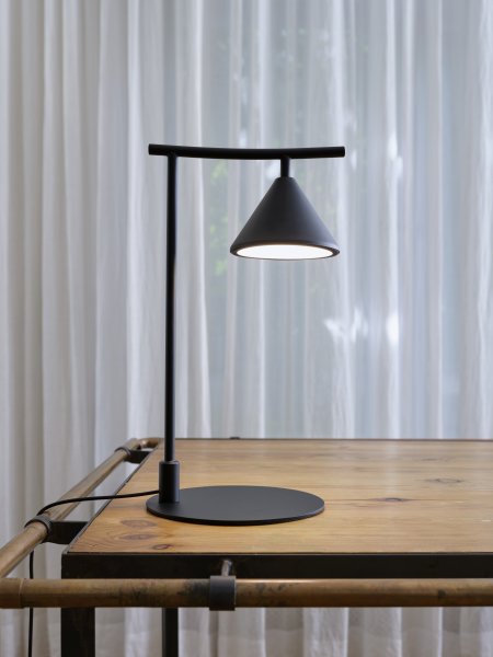 Zoom bild av Fuji 40cm Svart bordslampa från Osram - Fuji &auml;r en stilren bordslampa med tidl&ouml;sa former.