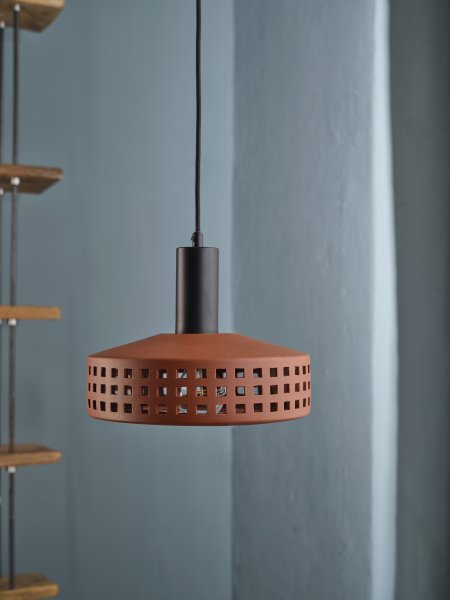 Clay Windows Ø26 Brun taklampa från Ledvance - Clay Windows har en rustik design med sin sk&auml;rm gjord av lera i en r&ouml;dbrun f&auml;rg.