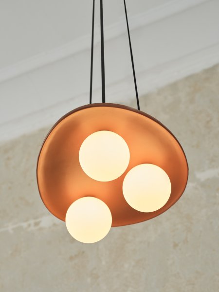 Clay Nest 50cm Brun taklampa från Osram - Glaskuporna i opal som omfamnar ljusk&auml;llorna skapar ett fint och bl&auml;ndfritt ljus i rummet.