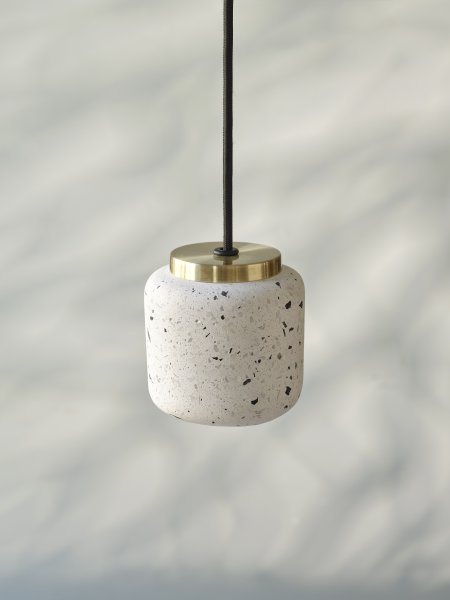 Terrazzo Ball Ø10 Vit taklampa från Ledvance - Detaljerna i m&auml;ssing bidrar med en elegans till rummet.