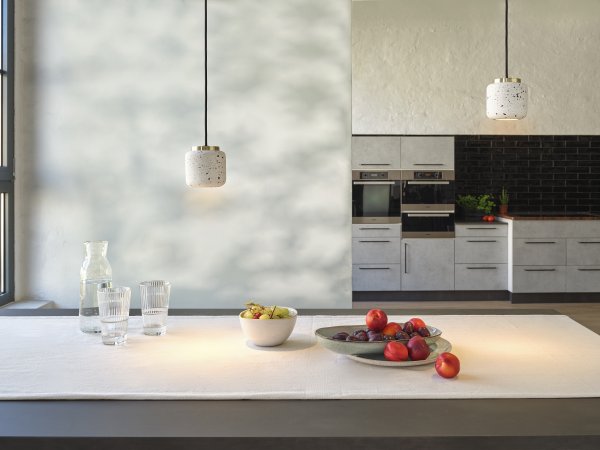 Terrazzo Ball Ø10 Vit taklampa från Ledvance - Detaljerna i m&auml;ssing bidrar med en elegans till rummet.