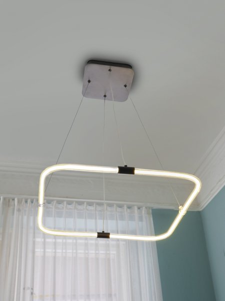 Tetragon 56cm Svart taklampa från Ledvance - Lampan &auml;r 3-stegs dimbar med din vanliga v&auml;ggstr&ouml;mbrytare s&aring; du kan justera ljusstyrkan efter behov.