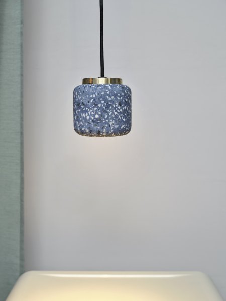Terrazzo Ball Ø10 Blå taklampa från Ledvance - Detaljerna i m&auml;ssing bidrar med en elegans till rummet.