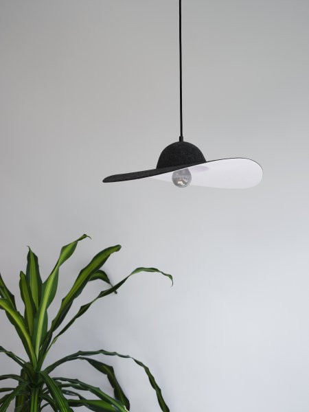 Felt Hat Ø50 Mörkgrå taklampa från Ledvance - Felt Hat &auml;r en vacker pendel med sk&auml;rm formad som en hatt gjord av filt, vilket ger en fin och varm ljusspridning i rummet.