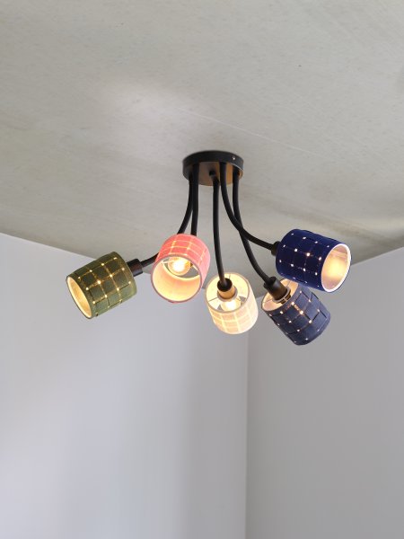 Felt Weaving Cans 63cm Flerfärgad plafond från Ledvance - Varje arm har en sk&auml;rm av fl&auml;tad filt vilket ger en fin och varm ljusspridning i rummet.