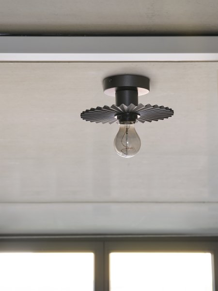 Zoom bild av Plissee Ø20 Mörkgrå plafond från Osram - Den v&aring;giga sk&auml;rmen skapar ett vackert ljusspel i rummet n&auml;r lampan &auml;r t&auml;nd.