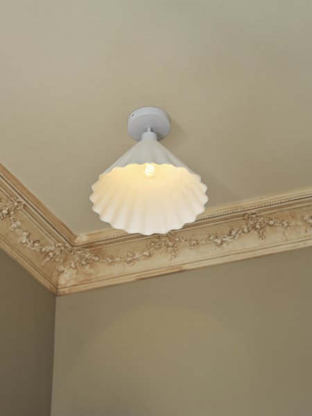 Pulp Ø30 Vit plafond från Ledvance - Den dekorativa sk&auml;rmen av papper ger en fin ljusspridning i rummet.