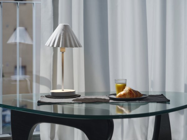 Pulp 40cm Vit bordslampa från Ledvance - Den dekorativa sk&auml;rmen av papper ger en fin ljusspridning i rummet.