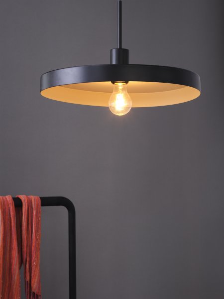 Plate Ø40 Svart taklampa från Ledvance - Insidan av sk&auml;rmen har en beige f&auml;rg vilket ger en fin och ljus ljusspridning i rummet.