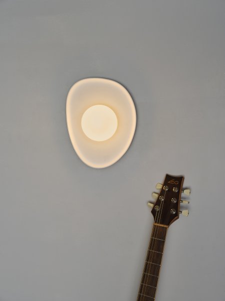 Plaster Nest 26cm Vit vägglampa från Osram - Glaskupan i opal som omfamnar ljusk&auml;llan skapar ett fint och bl&auml;ndfritt ljus i rummet.