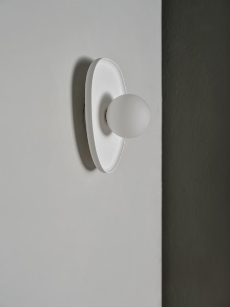Plaster Nest 26cm Vit vägglampa från Osram - Glaskupan i opal som omfamnar ljusk&auml;llan skapar ett fint och bl&auml;ndfritt ljus i rummet.