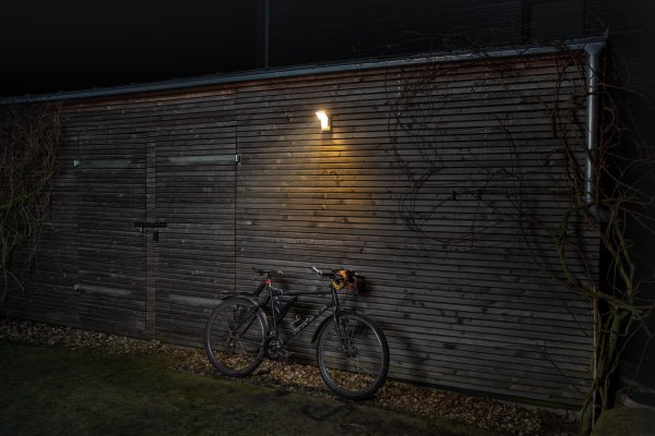 PRO Spot Sensor 16W Mörkgrå utelampa från Osram - Den inbyggda r&ouml;relse-&nbsp;och skymningssensorn g&ouml;r att lampan t&auml;nds automatiskt vid r&ouml;relse i m&ouml;rker, vilket ger b&aring;de s&auml;kerhet och energieffektivitet.
