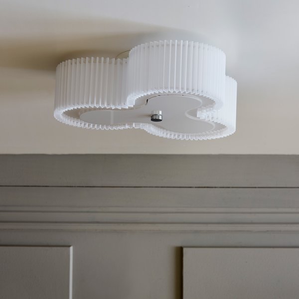Kolme Ø70 Vit plafond från CO Bankeryd - Kolme &auml;r en unik och stilfull taklampa tillverkad i vinyl, som med sin skulpturala design tillf&ouml;r ett konstn&auml;rligt uttryck till ditt hem.