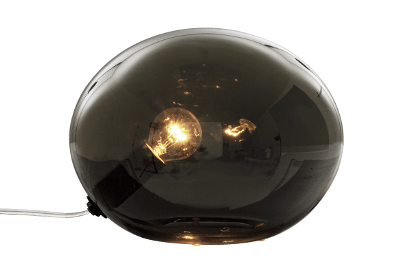 Globus 18cm Rökfärgad bordslampa från Aneta Lighting - Globus bordslampa i r&ouml;kf&auml;rgat glas med ljusk&auml;lla inuti glasbollen som ger ett dekorativt och bekv&auml;mt ljus.