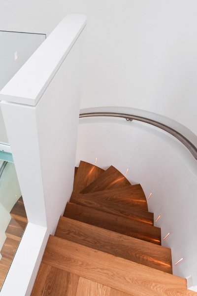 Linear Vit från Faro Barcelona - Lys upp dit hem med denna LED-designade inf&auml;llda lampan, tillverkad av gips och aluminium.