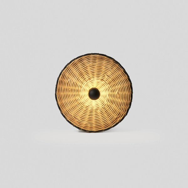 Costas Ø40 Natur vägglampa från Faro Barcelona - Costas &auml;r en modern v&auml;gglampa med sin naturliga rottingsk&auml;rm och sitt stilrena uttryck.