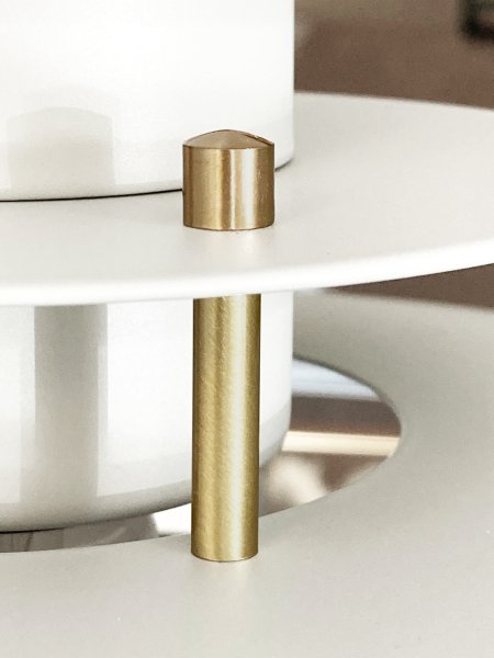 Primus II Ø43 Mattvit/mässing taklampa från Belid - Primus &auml;r en popul&auml;r k&ouml;kspendel med tidl&ouml;s design som anpassats efter trenderna genom &aring;ren.