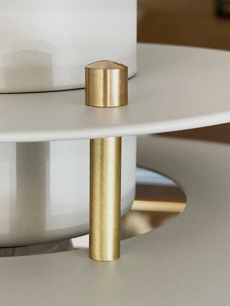 Primus II Ø43 Sand/mässing taklampa från Belid - Primus &auml;r en popul&auml;r k&ouml;kspendel med tidl&ouml;s design som anpassats efter trenderna genom &aring;ren.