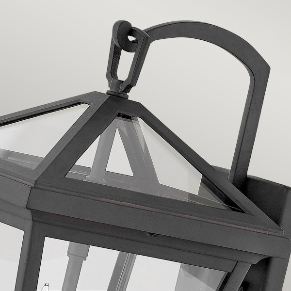 Alford Place 37cm Svart utelampa från Elstead Lighting - Den svarta ramen i aluminium och de klara glaspartierna skapar en lyxig och stilfull look som lyfter din entr&eacute;, uteplats eller fasad.