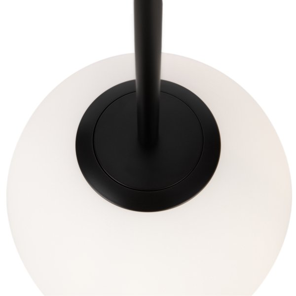 Basic form Ø20 Svart taklampa från Maytoni - Med sin mjuka opalglasglob och en smal metallisk armatur i en svart finish, ger lampan ett vackert och behagligt ljus som passar perfekt i b&aring;de moderna och klassiska inredningsstilar.