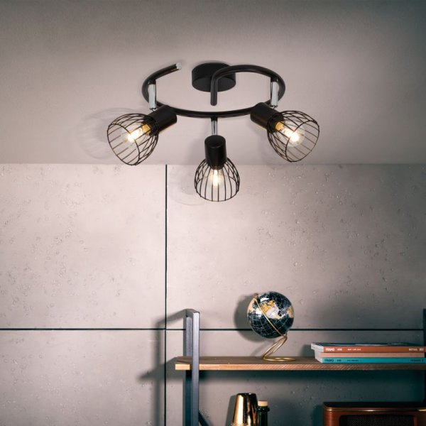 Blacky 3 Svart spotlight från Brilliant - Perfekt att anv&auml;nda ensam eller i kombination med flera spotlights f&ouml;r att skapa en dynamisk ljuss&auml;ttning i hemmet.