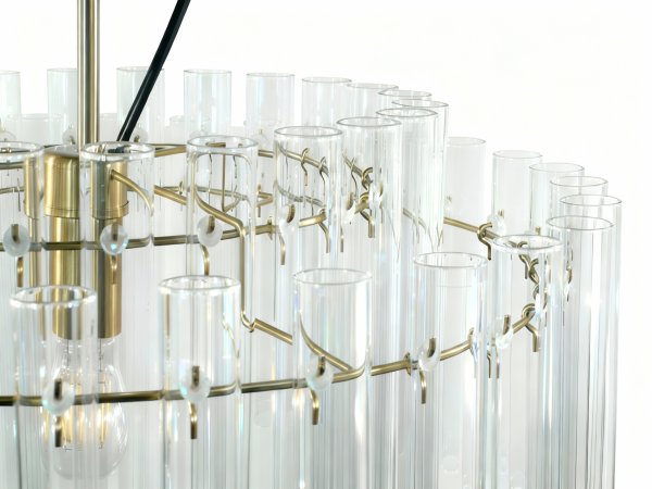 Lancaster Ø54 Mässing/transparent taklampa från Lampan - En lampa som kombinerar elegans och enkelhet p&aring; ett harmoniskt s&auml;tt &ndash; och som lyfter inredningen med sitt subtila sken och tidl&ouml;sa charm.