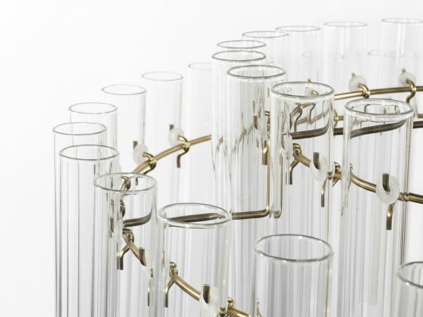 Lancaster Ø54 Mässing/transparent taklampa från Lampan - En lampa som kombinerar elegans och enkelhet p&aring; ett harmoniskt s&auml;tt &ndash; och som lyfter inredningen med sitt subtila sken och tidl&ouml;sa charm.