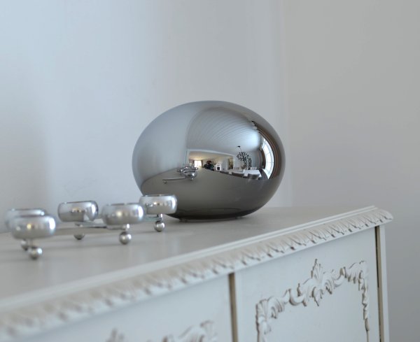 Globus 18cm Rökfärgad bordslampa från Aneta Lighting - Globus bordslampa i r&ouml;kf&auml;rgat glas med ljusk&auml;lla inuti glasbollen som ger ett dekorativt och bekv&auml;mt ljus.