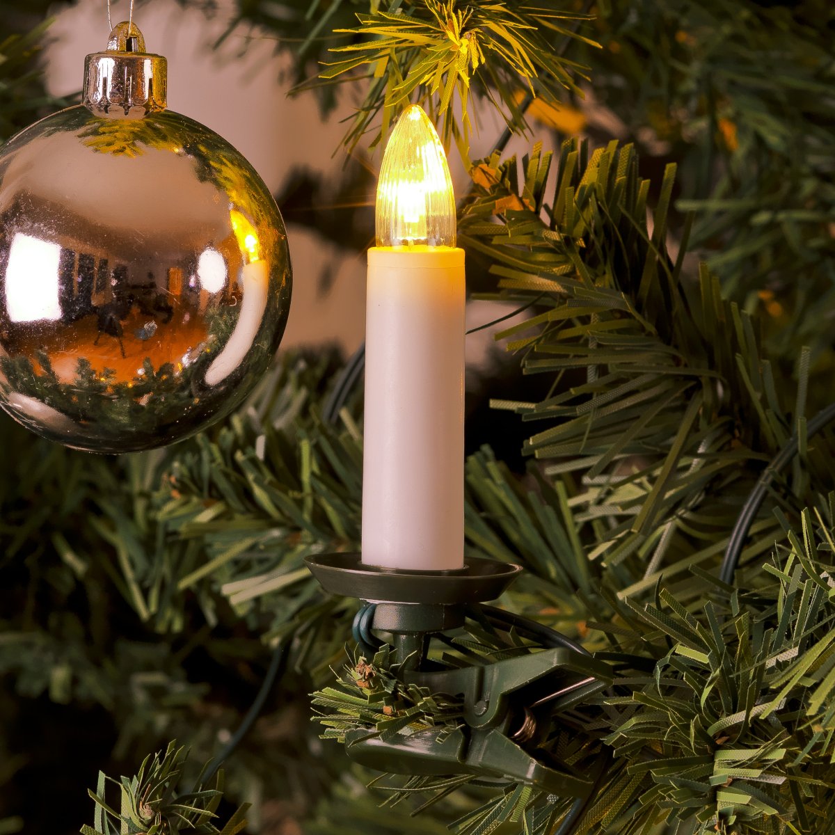 Julgransbelysning varmvit 35LED 27m Vit från Konstsmide - Slingan &auml;r 27,2 meter l&aring;ng med 80 cm mellan varje ljus.
