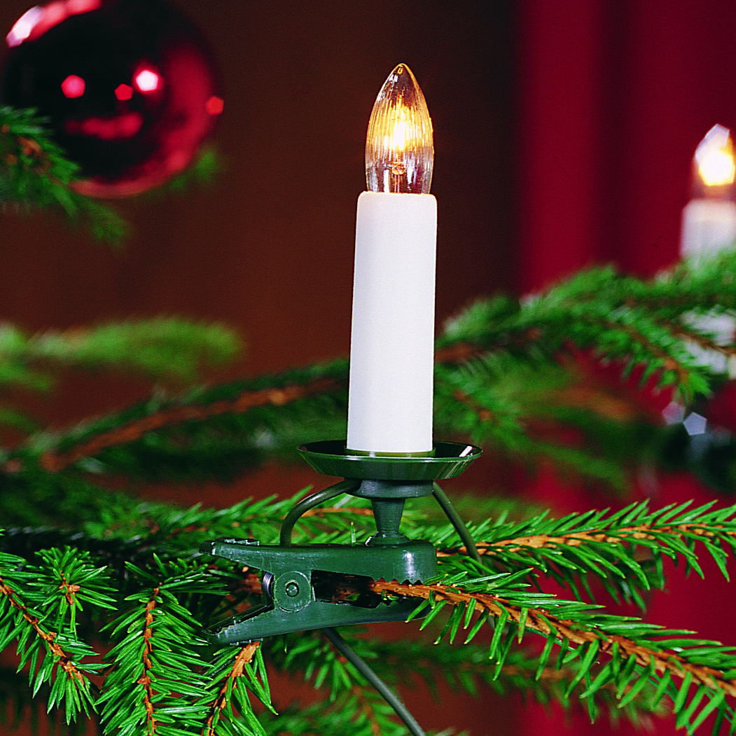 Julgransbelysning varmvit 16LED 7,5m Vit från Konstsmide - Ljusen &auml;r utrustade med utbytbara E10-gl&ouml;dlampor och sitter p&aring; en 7,5 meter l&aring;ng gr&ouml;n slinga som sm&auml;lter fint in bland granens grenar.