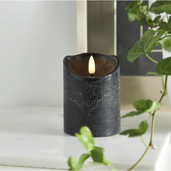 LED Blockljus Flamme Rustic Svart från Star Trading - Svart batteriljus av vax med rustik yta i Flamme serien.