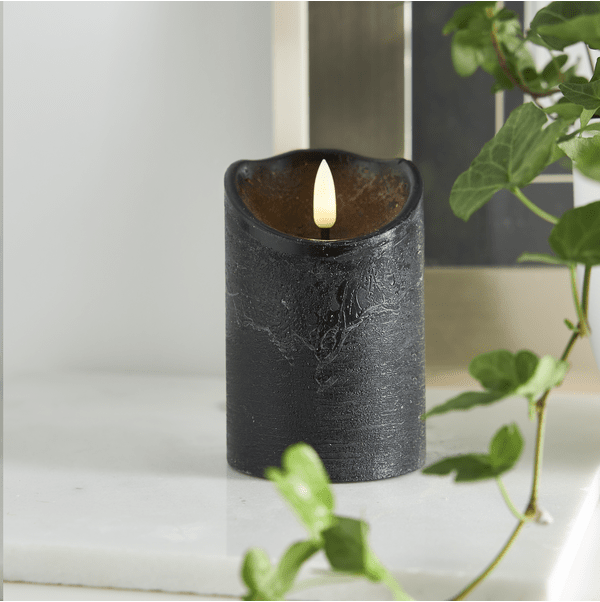 LED Blockljus Flamme Rustic Svart från Star Trading - Svart batteriljus av vax med rustik yta i Flamme serien.