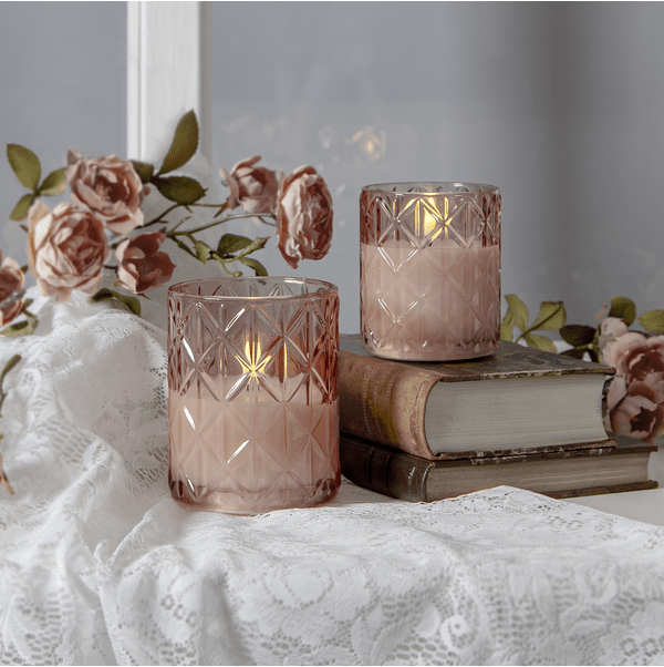 LED Ljus Flamme Romb Rosa från Star Trading - Flamme Romb &auml;r en vacker lykta med en varmrosa ton p&aring; glaset med rombformat m&ouml;nster.