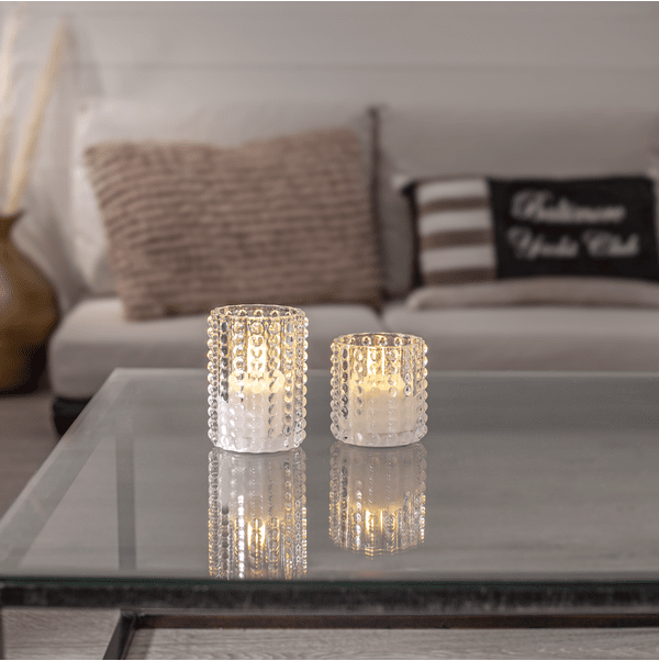 LED Ljus Flamme Dotty Transparent från Star Trading - Den har timerfunktion (6h p&aring;, 18h av) och n&auml;r brytaren &auml;r p&aring; timerl&auml;get lyser ljuset i ca 30 dagar med en vacker realistisk l&aring;ga i varmvitt.