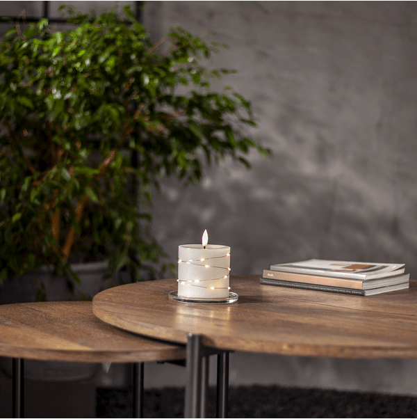 LED Blockljus Flamme Dew 10cm Vit från Star Trading - Drivs av 2st AA batterier (ing&aring;r ej) och har inbyggd timer, 6 h p&aring;, 18 h av, repeterande.